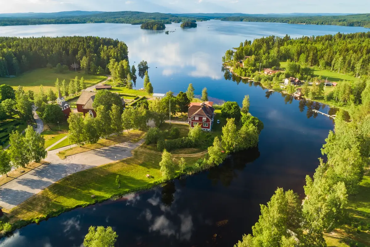 Vista aérea del paisaje de Toftan, Suecia, rodeado de lagos y bosques